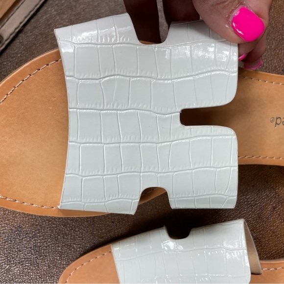 CityClassified Flip Flop White Slips-On Sandals. SZ:8.5 - Picture 2 of 7